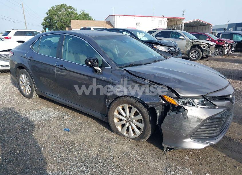 2018 Toyota Camry LE (VIN 4T1B11HK4JU528986) main photo