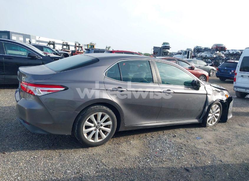 Photo 13 of 2018 Toyota Camry LE (VIN 4T1B11HK4JU528986)