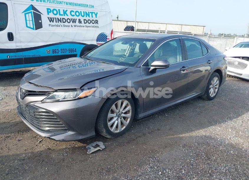 Photo 2 of 2018 Toyota Camry LE (VIN 4T1B11HK4JU528986)