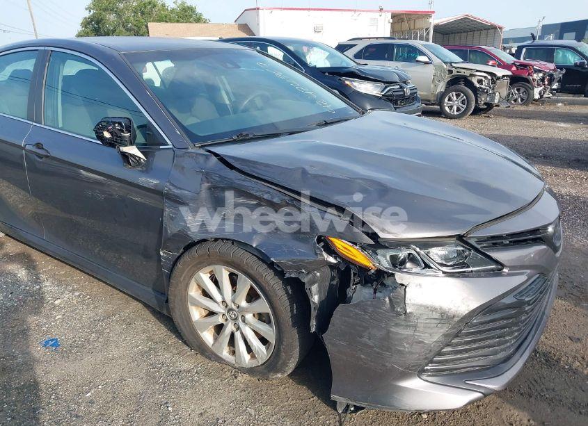 Photo 6 of 2018 Toyota Camry LE (VIN 4T1B11HK4JU528986)