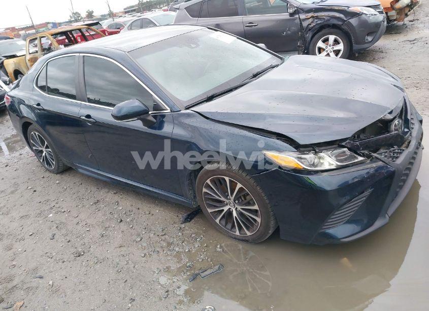 2018 Toyota Camry SE (VIN 4T1B11HK4JU571529) main photo