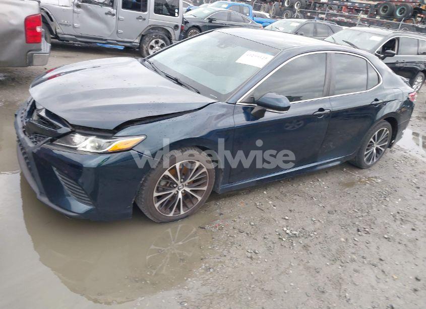 Photo 2 of 2018 Toyota Camry SE (VIN 4T1B11HK4JU571529)