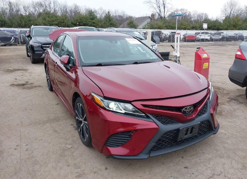 2018 Toyota Camry SE (VIN 4T1B11HK4JU580361) main photo