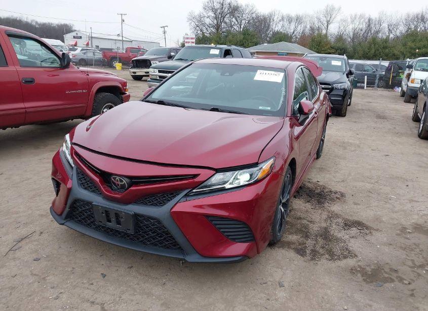 Photo 2 of 2018 Toyota Camry SE (VIN 4T1B11HK4JU580361)