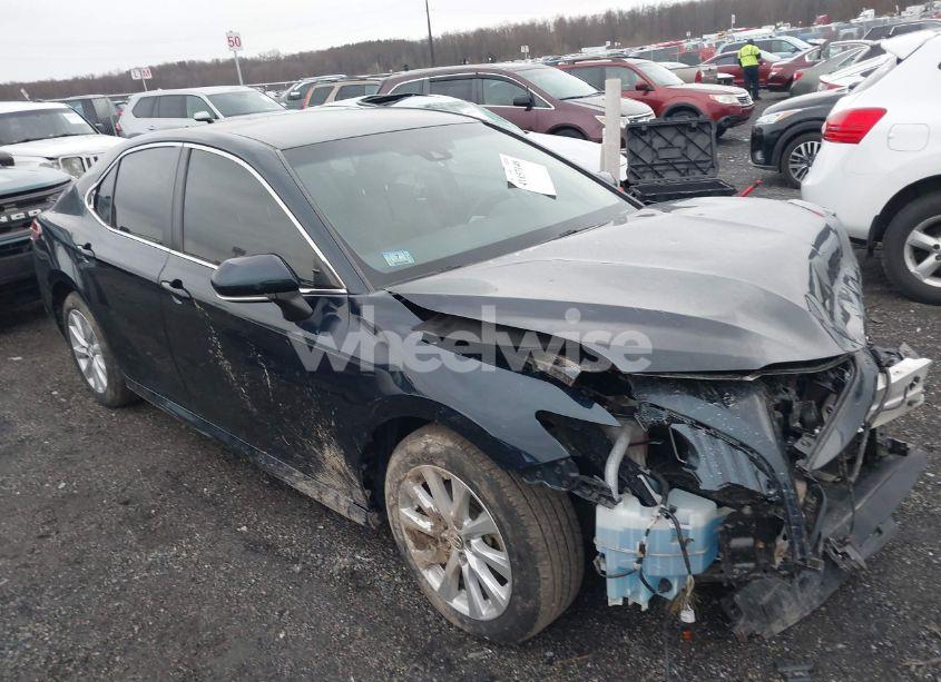 2018 Toyota Camry LE (VIN 4T1B11HK4JU582921) main photo