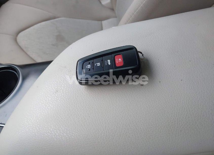 Photo 11 of 2018 Toyota Camry LE (VIN 4T1B11HK4JU582921)