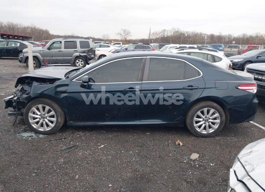 Photo 15 of 2018 Toyota Camry LE (VIN 4T1B11HK4JU582921)