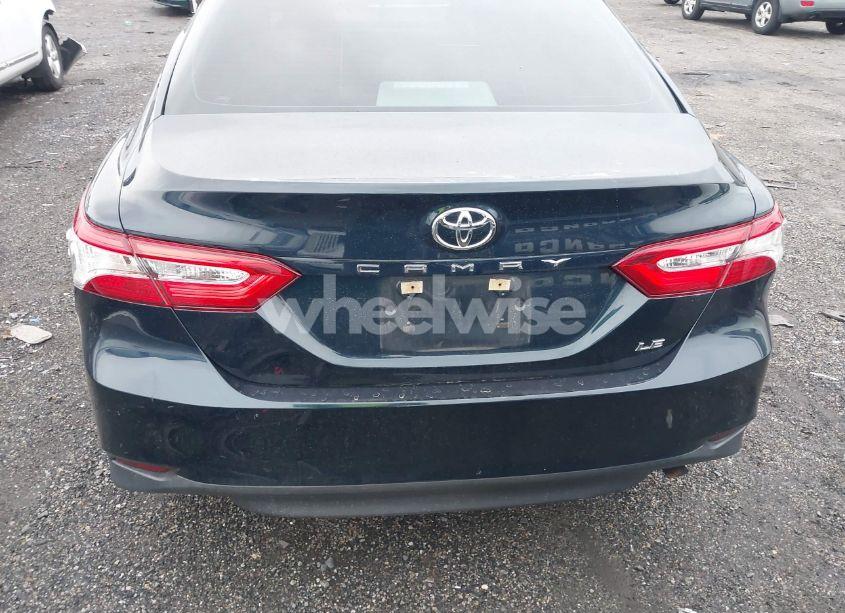 Photo 17 of 2018 Toyota Camry LE (VIN 4T1B11HK4JU582921)