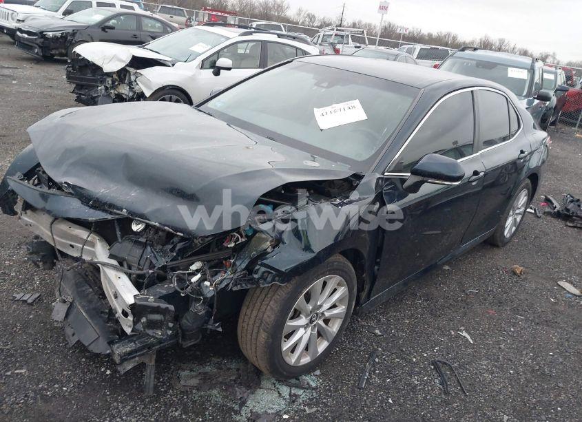 Photo 2 of 2018 Toyota Camry LE (VIN 4T1B11HK4JU582921)