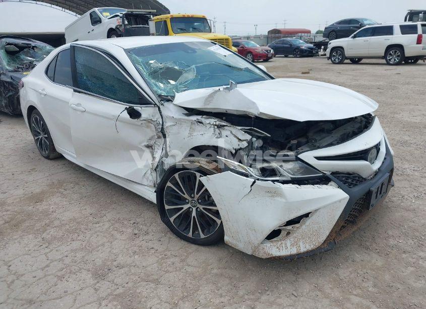 2018 Toyota Camry SE (VIN 4T1B11HK4JU583390) main photo