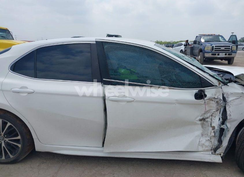 Photo 13 of 2018 Toyota Camry SE (VIN 4T1B11HK4JU583390)