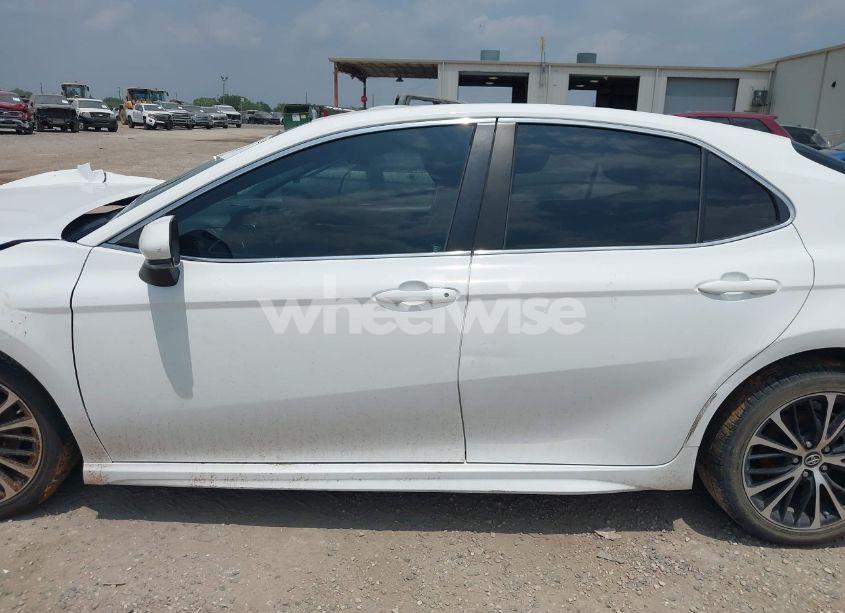 Photo 14 of 2018 Toyota Camry SE (VIN 4T1B11HK4JU583390)