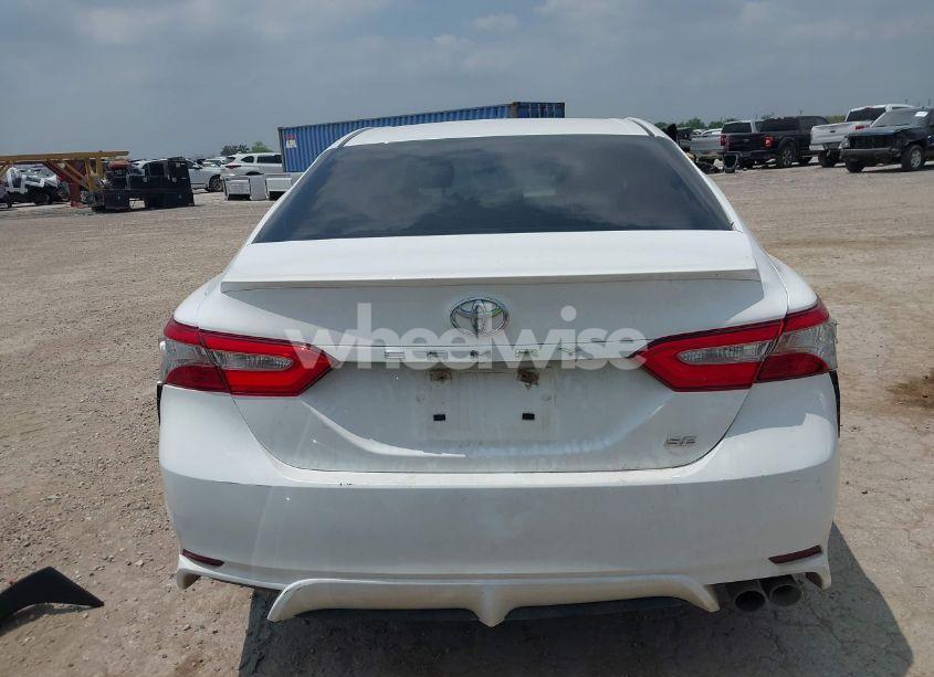 Photo 16 of 2018 Toyota Camry SE (VIN 4T1B11HK4JU583390)