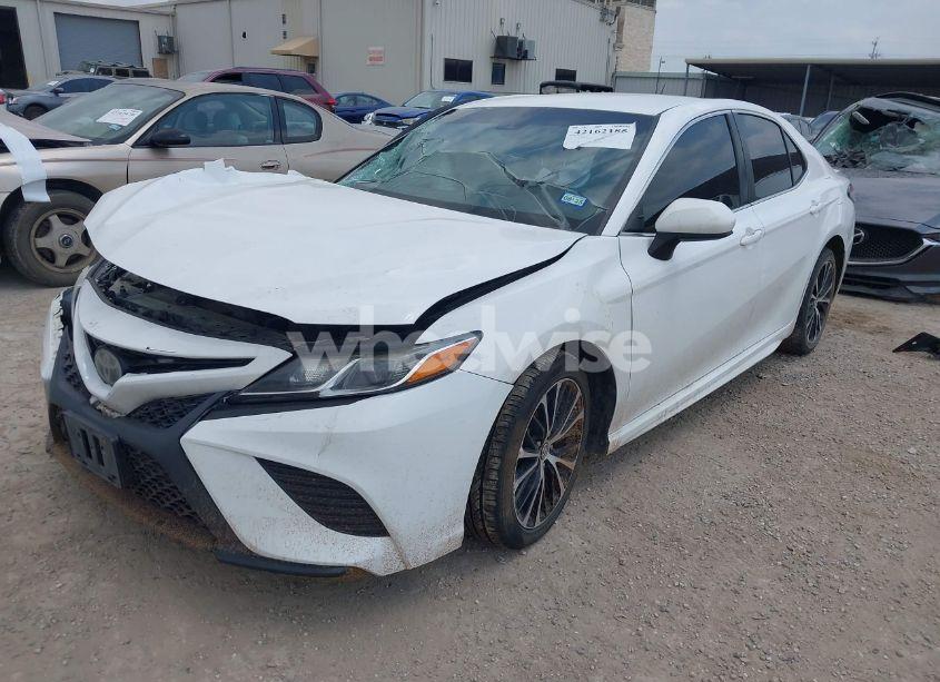 Photo 2 of 2018 Toyota Camry SE (VIN 4T1B11HK4JU583390)