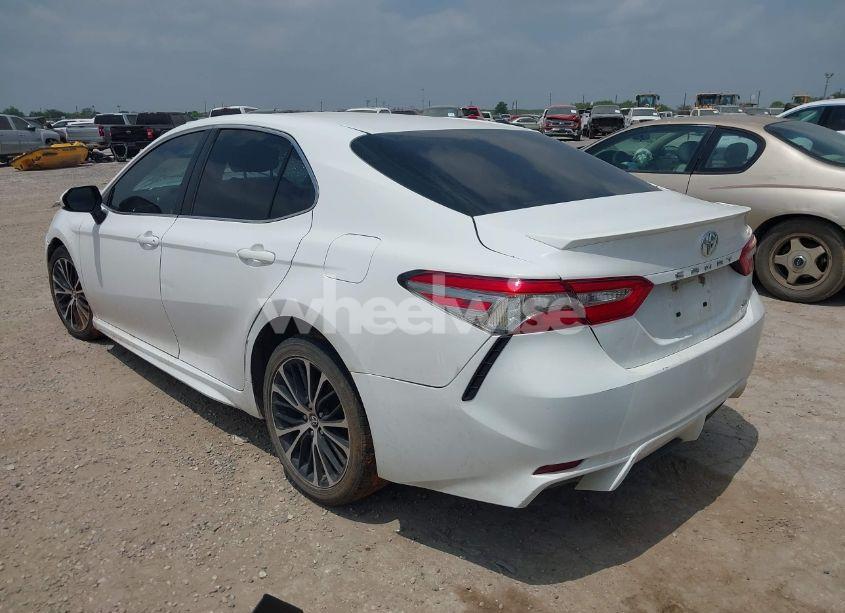 Photo 3 of 2018 Toyota Camry SE (VIN 4T1B11HK4JU583390)