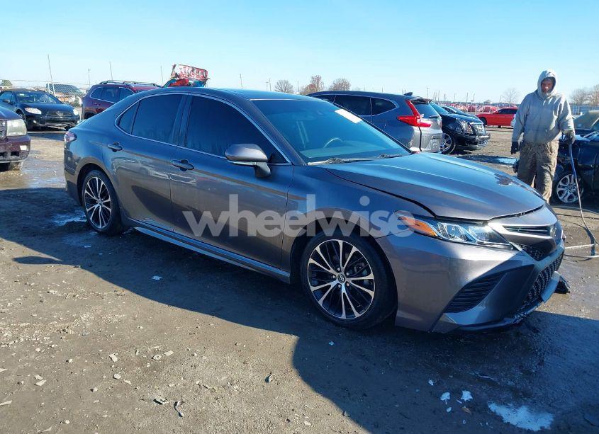 2018 Toyota Camry SE (VIN 4T1B11HK4JU585740) main photo