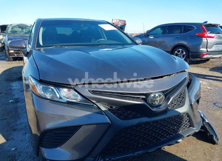 Photo 12 of 2018 Toyota Camry SE (VIN 4T1B11HK4JU585740)
