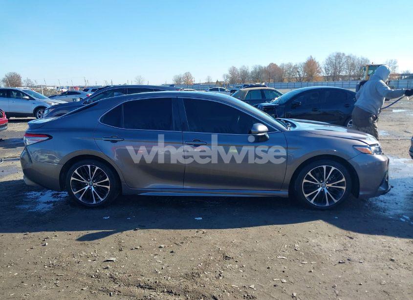 Photo 13 of 2018 Toyota Camry SE (VIN 4T1B11HK4JU585740)