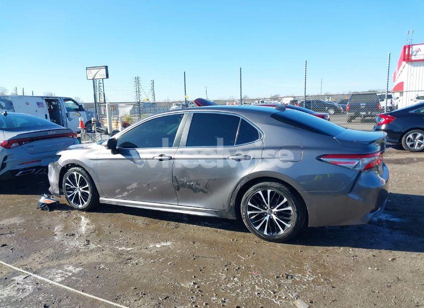 Photo 14 of 2018 Toyota Camry SE (VIN 4T1B11HK4JU585740)