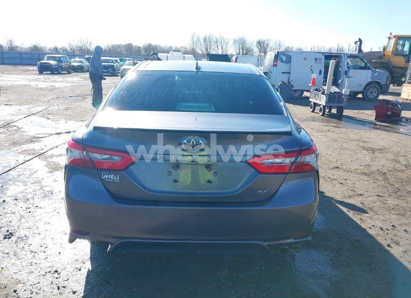 Photo 16 of 2018 Toyota Camry SE (VIN 4T1B11HK4JU585740)
