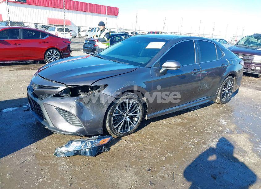 Photo 2 of 2018 Toyota Camry SE (VIN 4T1B11HK4JU585740)