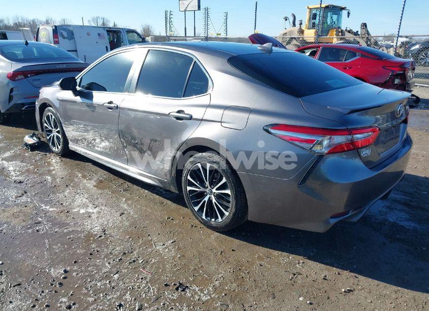 Photo 3 of 2018 Toyota Camry SE (VIN 4T1B11HK4JU585740)