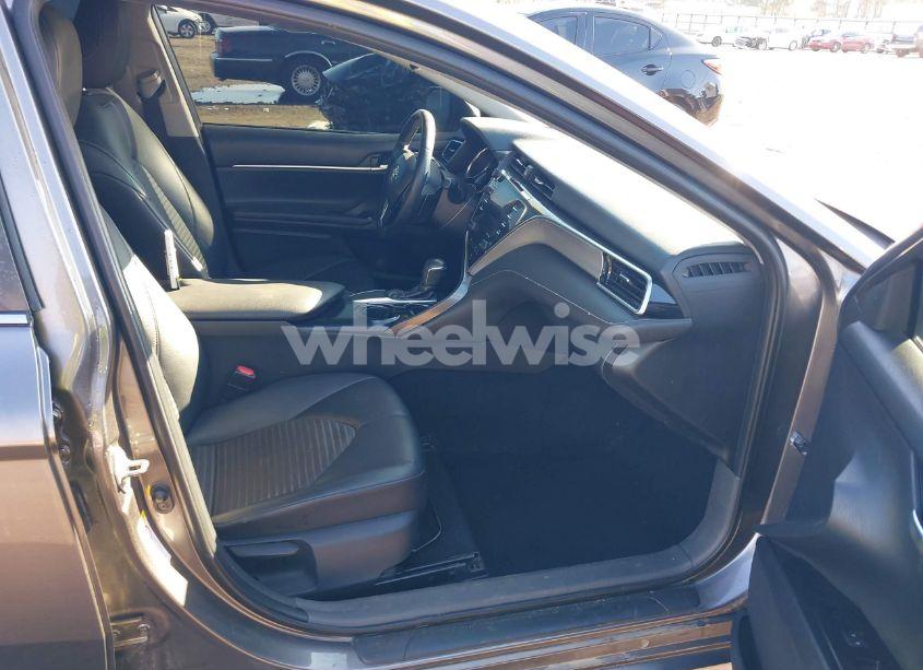 Photo 5 of 2018 Toyota Camry SE (VIN 4T1B11HK4JU585740)