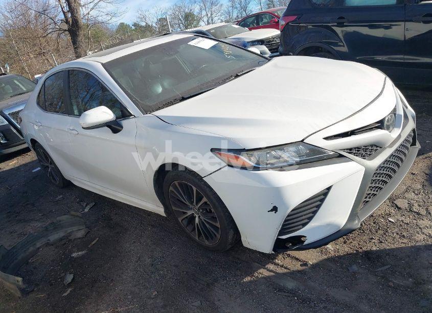 2018 Toyota Camry SE (VIN 4T1B11HK4JU598424) main photo