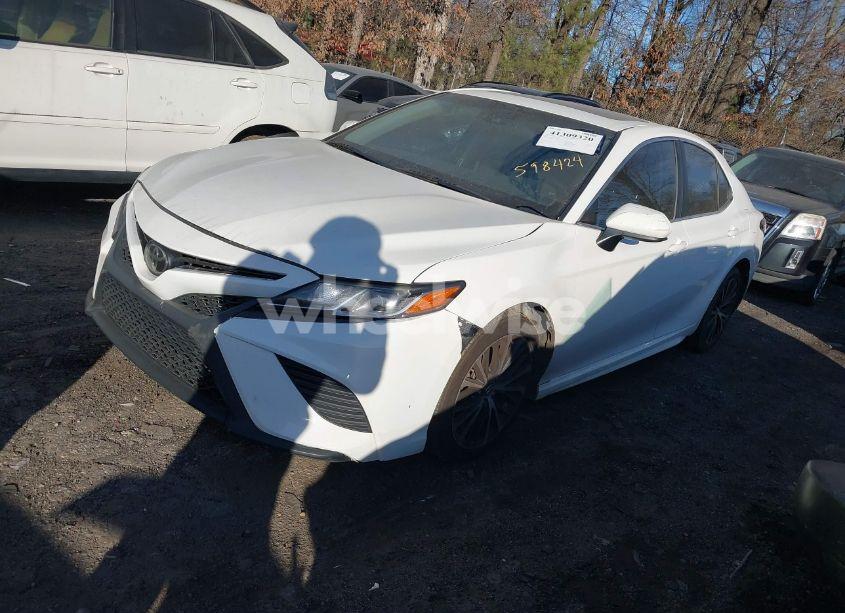 Photo 2 of 2018 Toyota Camry SE (VIN 4T1B11HK4JU598424)