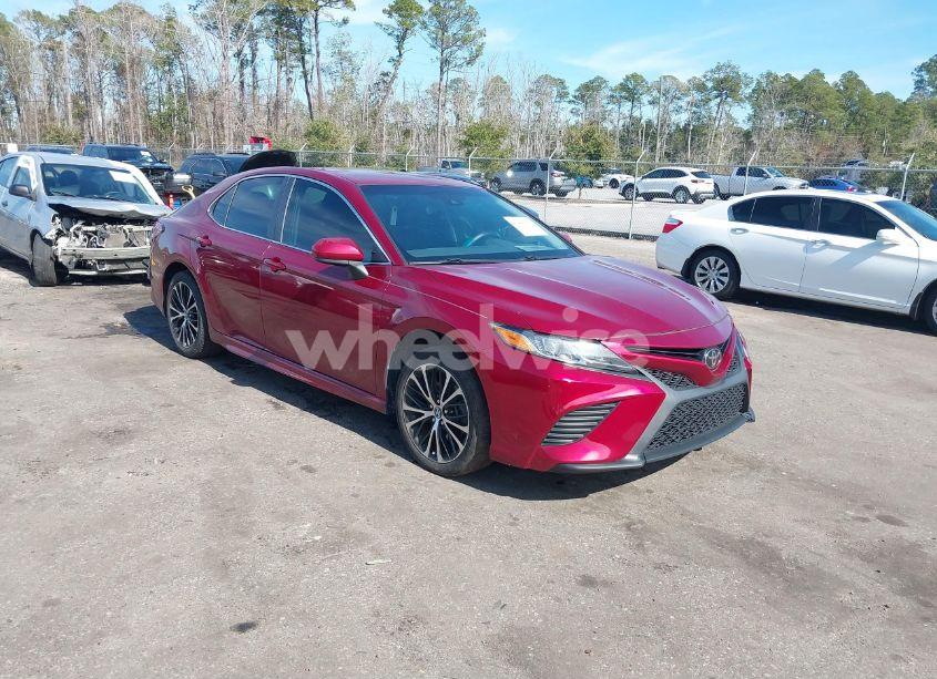 2018 Toyota Camry SE (VIN 4T1B11HK4JU602889) main photo
