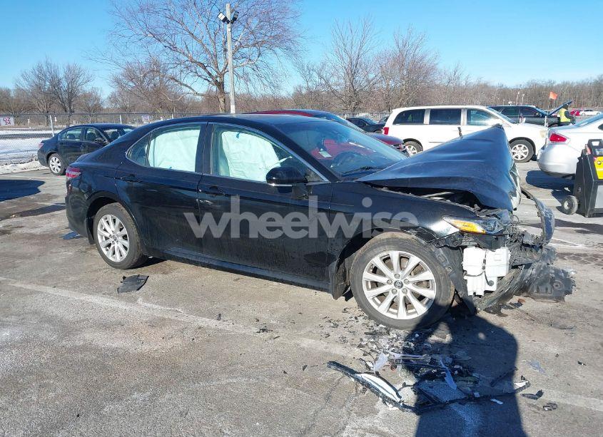 2018 Toyota Camry LE (VIN 4T1B11HK4JU640462) main photo