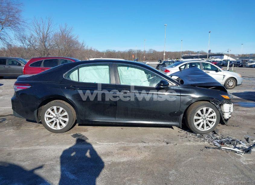 Photo 13 of 2018 Toyota Camry LE (VIN 4T1B11HK4JU640462)