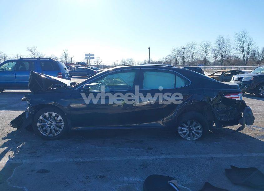 Photo 14 of 2018 Toyota Camry LE (VIN 4T1B11HK4JU640462)