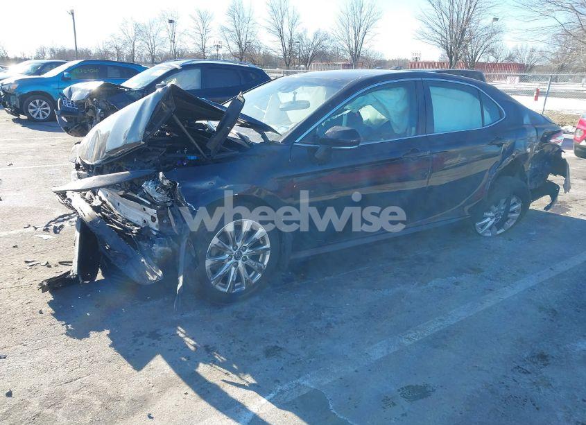 Photo 2 of 2018 Toyota Camry LE (VIN 4T1B11HK4JU640462)