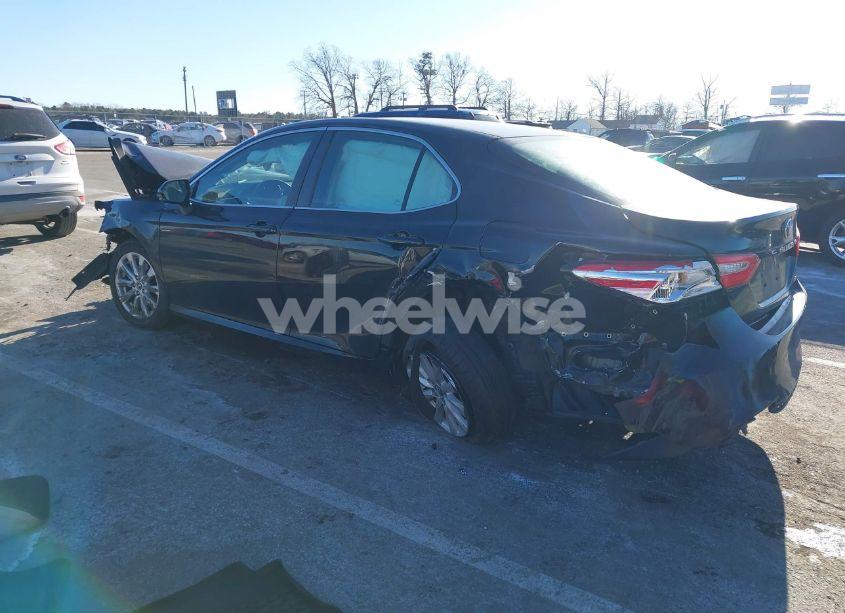 Photo 3 of 2018 Toyota Camry LE (VIN 4T1B11HK4JU640462)