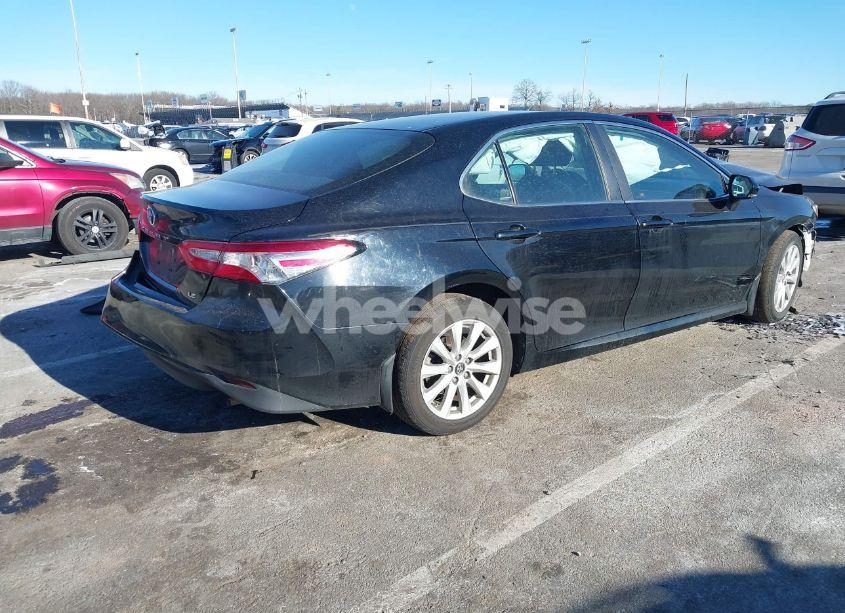 Photo 4 of 2018 Toyota Camry LE (VIN 4T1B11HK4JU640462)