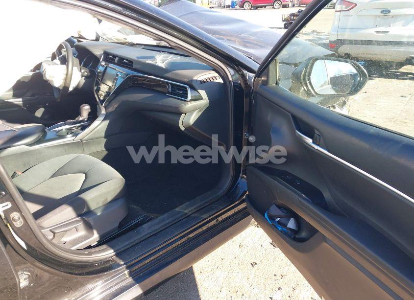 Photo 5 of 2018 Toyota Camry LE (VIN 4T1B11HK4JU640462)