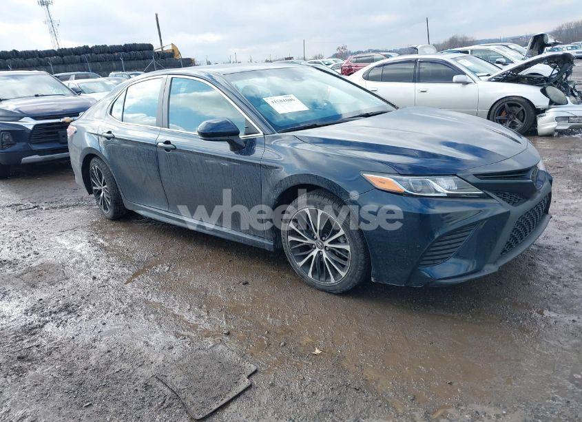 2018 Toyota Camry SE (VIN 4T1B11HK4JU652658) main photo