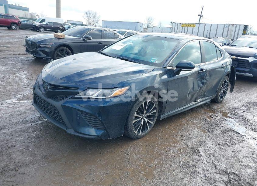 Photo 2 of 2018 Toyota Camry SE (VIN 4T1B11HK4JU652658)