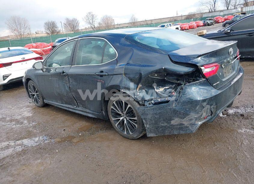 Photo 3 of 2018 Toyota Camry SE (VIN 4T1B11HK4JU652658)