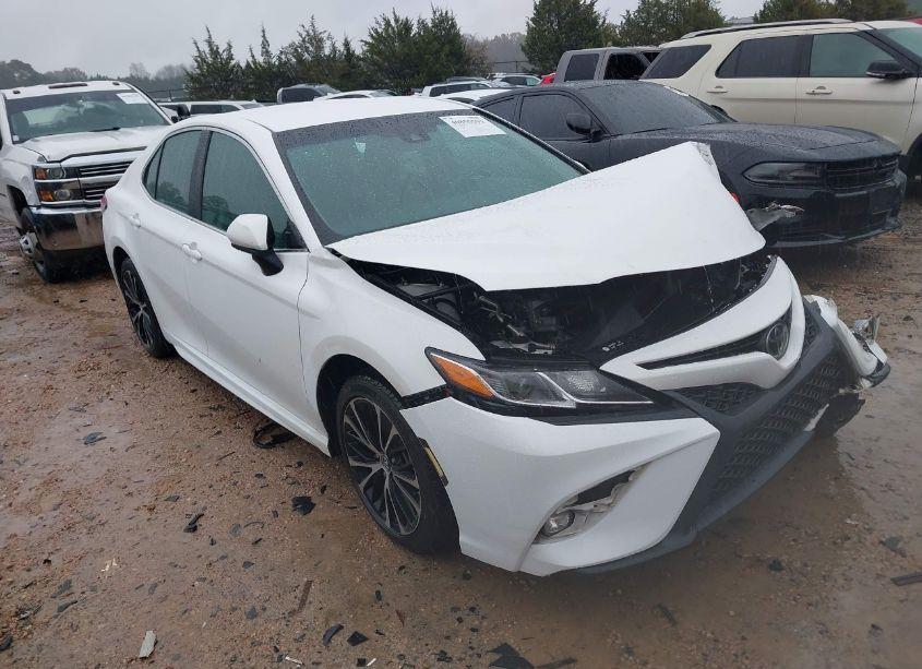 2018 Toyota Camry SE (VIN 4T1B11HK4JU662395) main photo