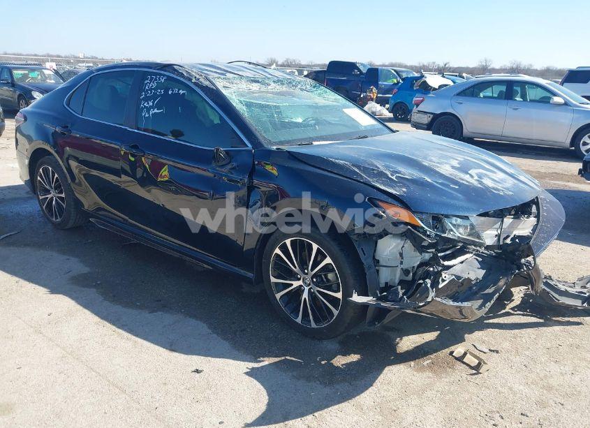 2018 Toyota Camry SE (VIN 4T1B11HK4JU675082) main photo