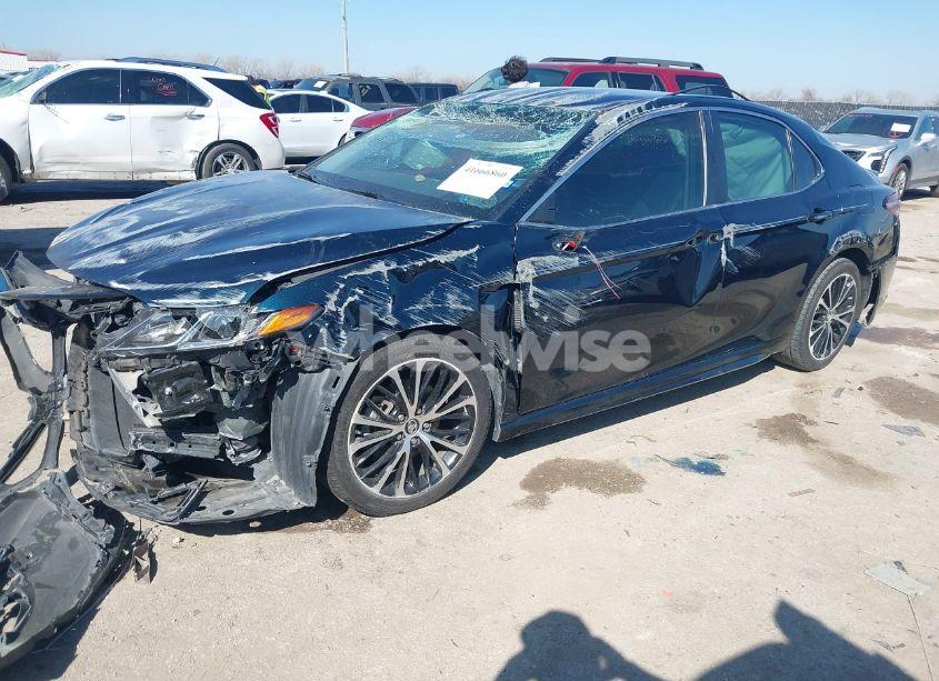 Photo 2 of 2018 Toyota Camry SE (VIN 4T1B11HK4JU675082)
