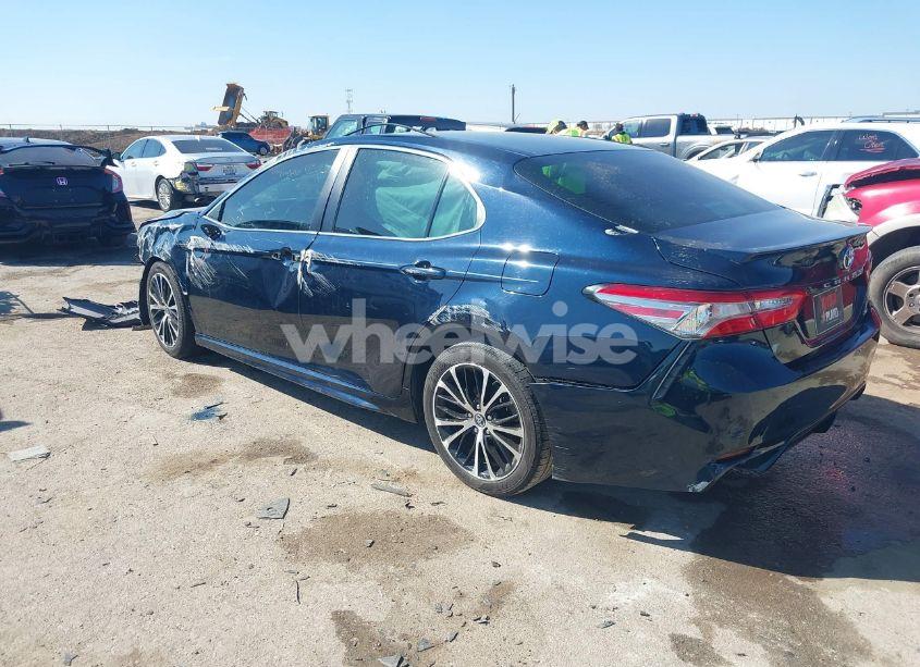 Photo 3 of 2018 Toyota Camry SE (VIN 4T1B11HK4JU675082)