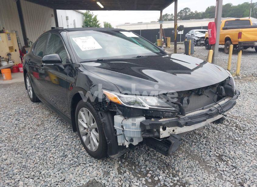 2018 Toyota Camry LE (VIN 4T1B11HK4JU676037) main photo