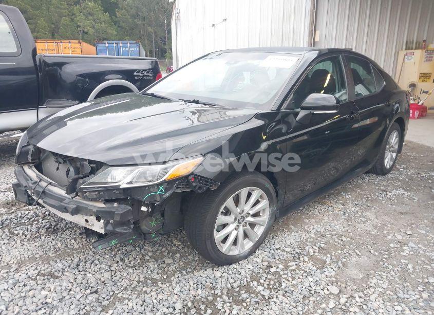 Photo 2 of 2018 Toyota Camry LE (VIN 4T1B11HK4JU676037)
