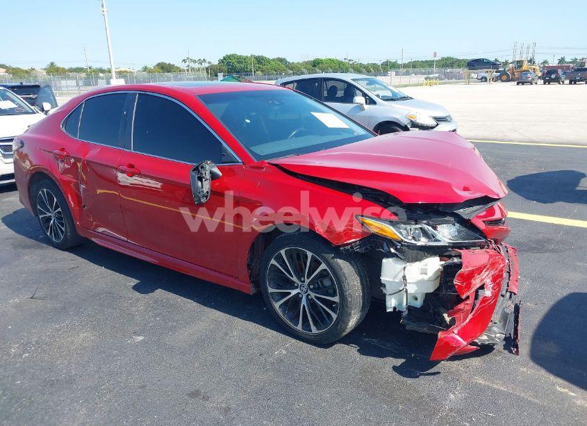 2019 Toyota Camry SE (VIN 4T1B11HK4KU168863) main photo