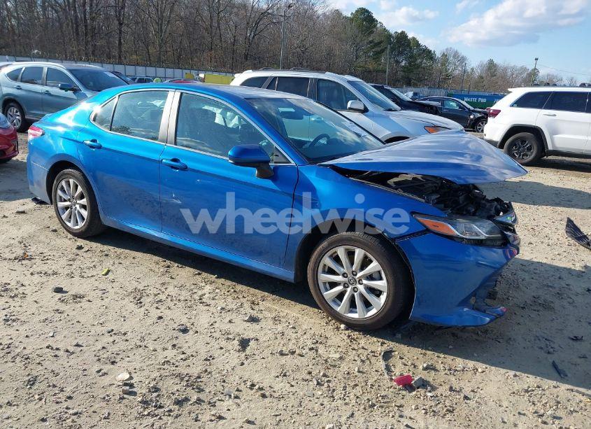 2019 Toyota Camry LE (VIN 4T1B11HK4KU175733) main photo