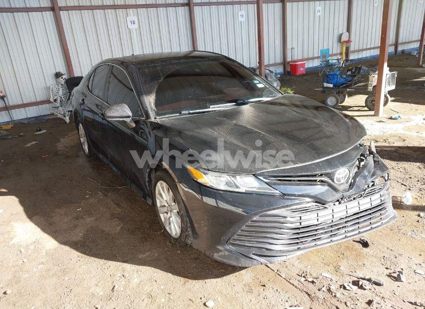 2019 Toyota Camry LE (VIN 4T1B11HK4KU176235) main photo