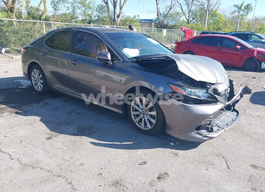 2019 Toyota Camry LE (VIN 4T1B11HK4KU184304) main photo
